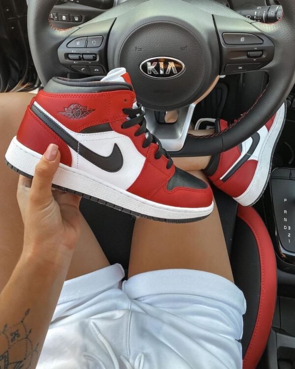 AIR JORDAN 1 MID CHICAGO BLACK TOE