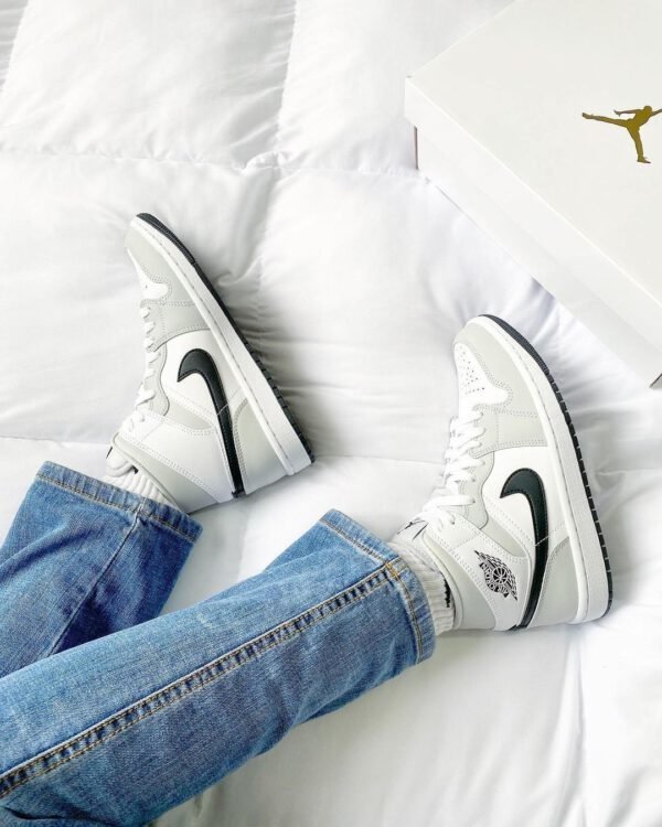 ⁦AIR JORDAN 1 Mid WHITE LIGHT SMOKE GREY 01⁩ – תמונה ⁦4⁩