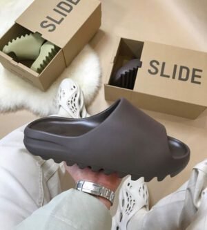 Yeezy SLIDE SOOT