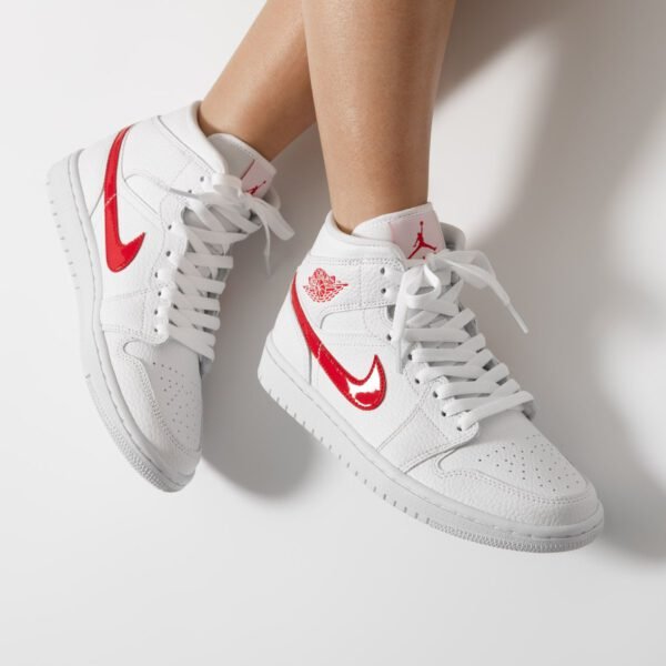 ⁦AIR JORDAN 1 Mid UNIVERSITY RED⁩ – תמונה ⁦5⁩
