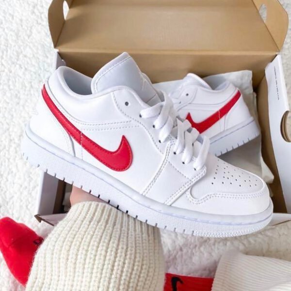 ⁦AIR JORDAN 1 Low WHITE UNIVERSITY RED⁩ – תמונה ⁦4⁩