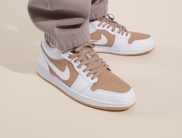 ⁦Air Jordan 1 Low White Tan⁩ – תמונה ⁦5⁩