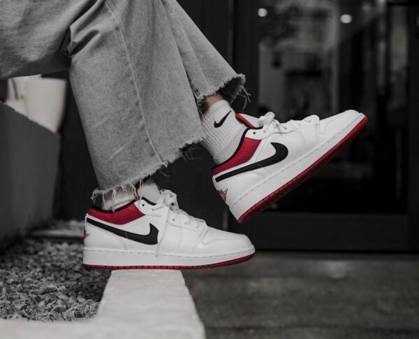 ⁦Air Jordan 1 Low White University Red Black⁩ – תמונה ⁦3⁩