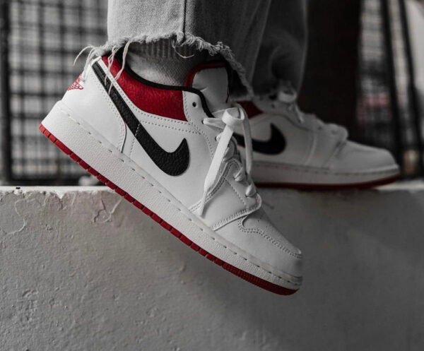 ⁦Air Jordan 1 Low White University Red Black⁩ – תמונה ⁦4⁩