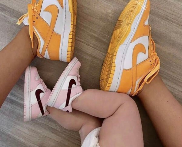 ⁦Nike Dunk Low Kids Pink Red White⁩ – תמונה ⁦3⁩