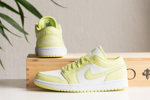 ⁦Air Jordan 1 Low Limelight⁩ – תמונה ⁦5⁩