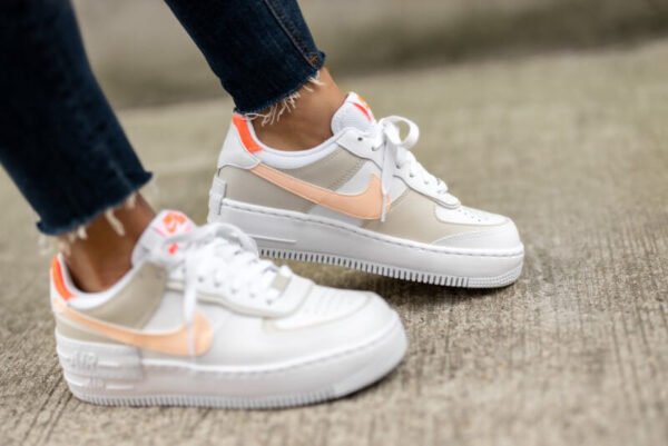 ⁦מבצע: Air Force 1 Shadow Crimson Tint Bright Mango עם אופנת נעליים עכשווית⁩ – תמונה ⁦5⁩