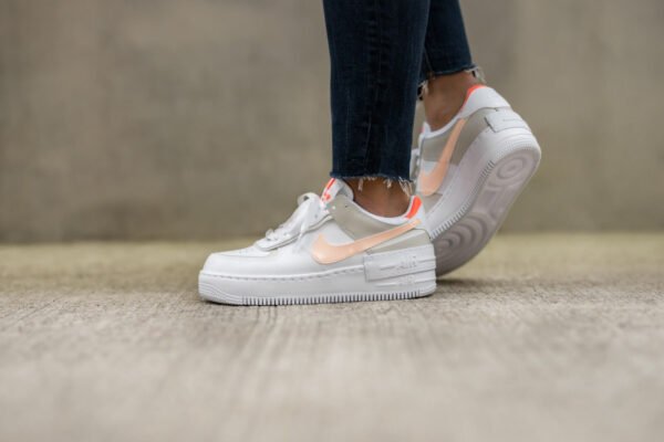 ⁦מבצע: Air Force 1 Shadow Crimson Tint Bright Mango עם אופנת נעליים עכשווית⁩ – תמונה ⁦4⁩